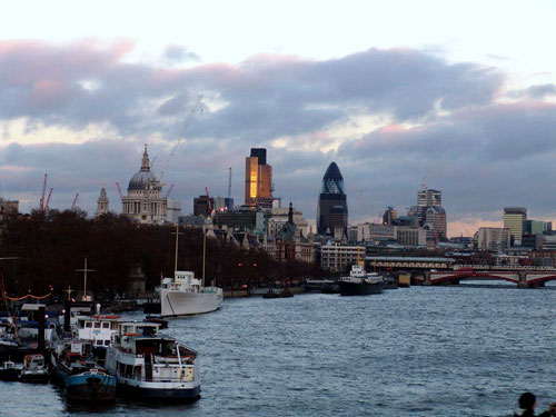 Вечерний вид Лондона. Собор Св. Павла и The Gherkin («Огурец») - два узнаваемых контура.