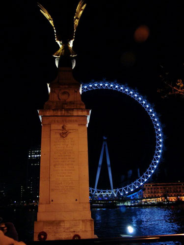 Колесо обозрения «London Eye». На переднем плане - памятник жертвам Первой мировой войны.