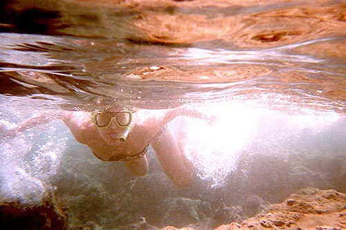 А вот и я - подглядываю. Мой первый опыт плавания с трубкой (snorkeling).