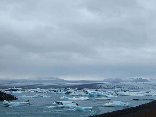 озеро Jokulsarlon с мистическими переходами от ярко-голубого до белого и черного