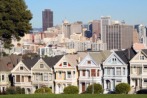 Одно из популярных мест - Alamo square.