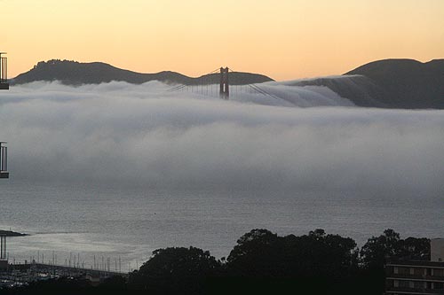 Тонущий в тумане Golden gate bridge.