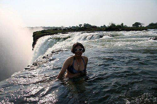 на краю водопада Виктория.