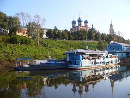 ...и кататься на теплоходике по рекам Трубеж, на которой стоит Рязань, и Оке, куда этот Трубеж впадает. Так выглядит городская пристань!