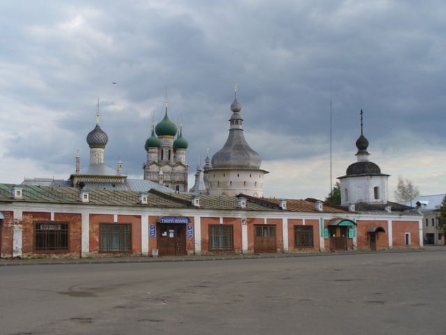 Вход в Кремль и старинные торговые ряды