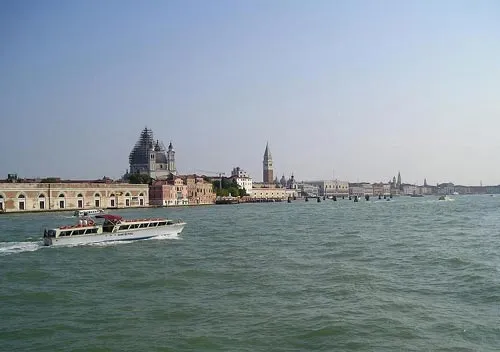 Блики солнца на воде Большого канала