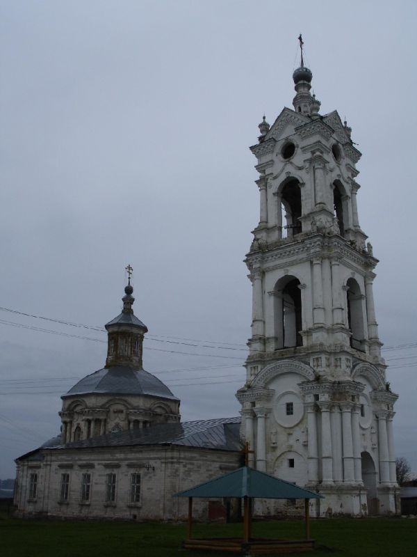 Погост. Колокольня и Преображенская церковь