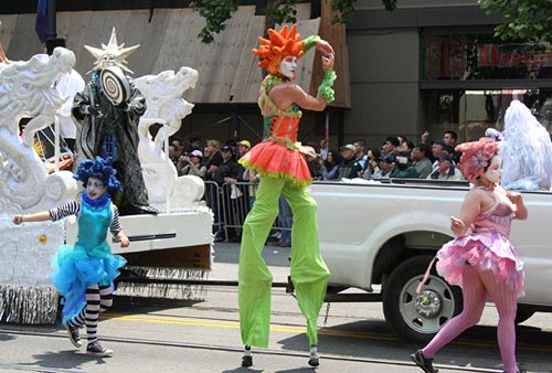 Ежегодный парад лесбиянок, геев, бисексуалов и трансексуалов, именуемый LGBT Pride Parade.
Июнь 2008.