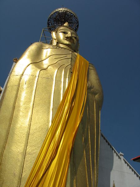 Bangkok. Золотой Будда в храме Wat Inthara Wihan