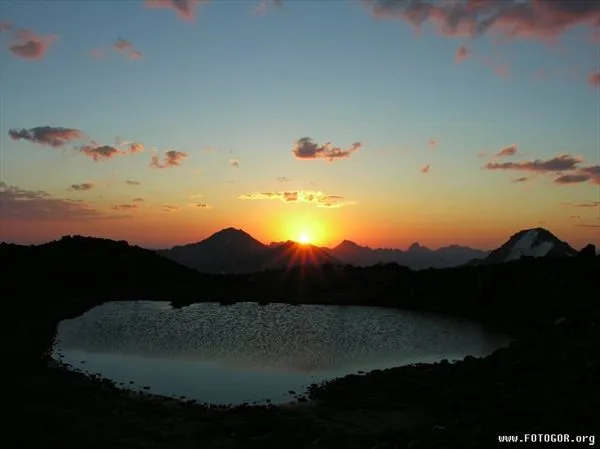 В снежно-ледниковом поясе часто встречаются приледниковые озера. Площадь их редко превышает 1га, их число не поддается учету, и они не отмечены на картах. Большинство из них недолговечны.