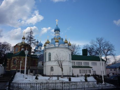 три храма: Святого Духа, преп.Серафима Саровского и Всех Святых.