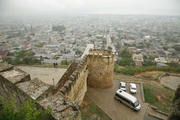 Вид на Дербент с крепости