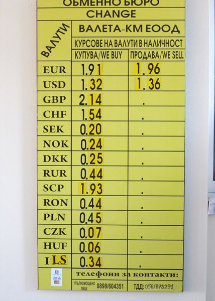 Нормальный обменный пункт на Солнечном Берегу. Виден курс и купли и продажи валюты.