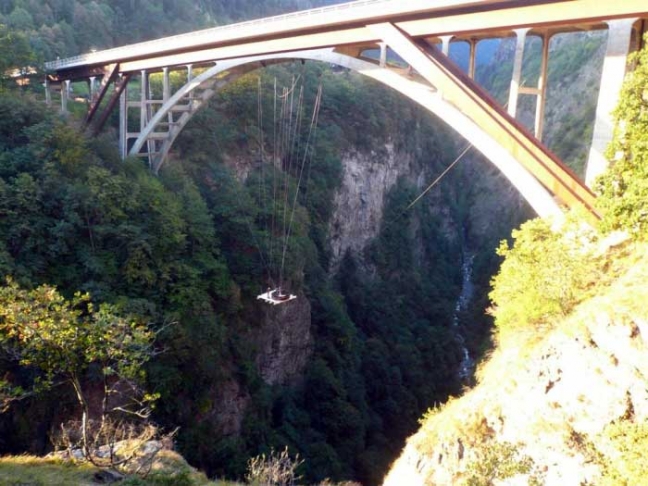 Джакузи под мостом через ущелье Trient-Schlucht в Альпах, Швейцария