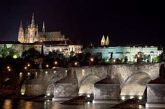 Prague_Castle_as_seen_at_night.jpg