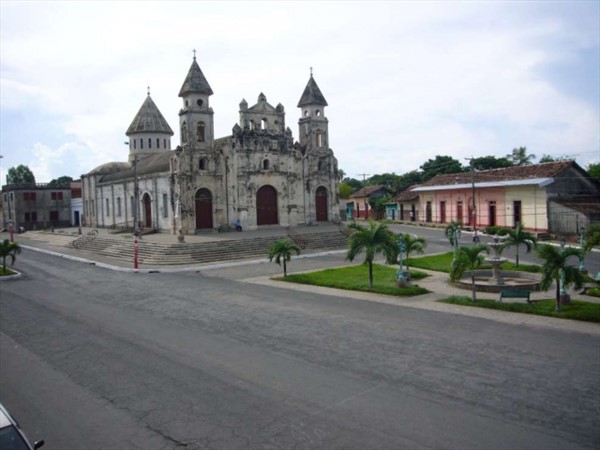 iglesia_de_guadelupe_in_granada_nicaragua.jpg