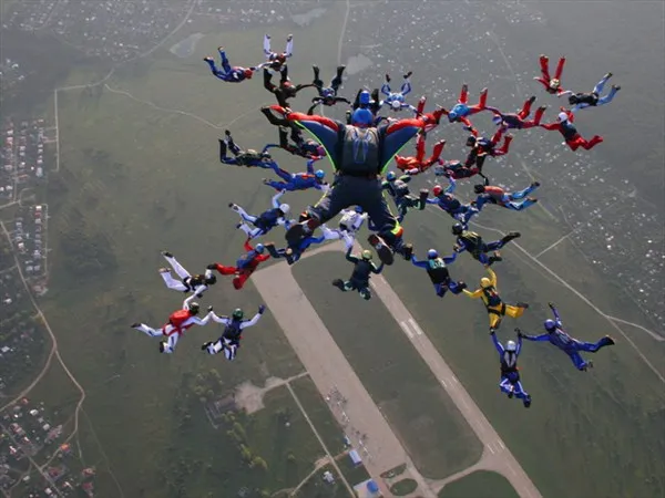 Парашютисты в небе над Ступино