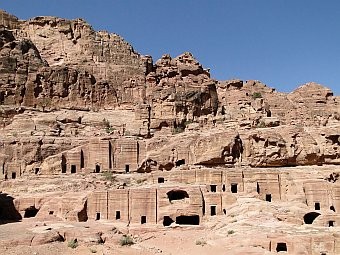 Street_of_Facades,_Petra.jpg