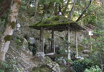 Shelter along path Kinkaku-ji_03-03-07.jpg