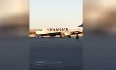 Пассажир Ryanair догоняет свой самолет