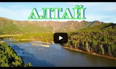 Вечерняя река Катунь весной в горах Алтая