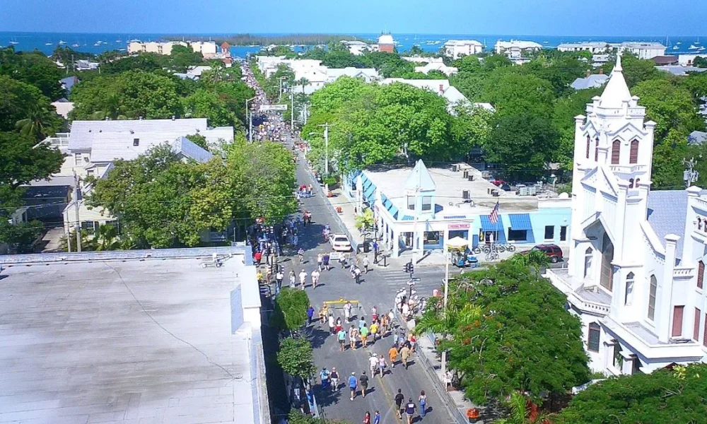 Вид с воздуха на улицу Дюваль с видом на Мексиканский залив, сделанный с крыши отеля La Concha в день парада Fantasy Fest 2004. Фото: Марк Аверетт