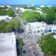 Вид с воздуха на улицу Дюваль с видом на Мексиканский залив, сделанный с крыши отеля La Concha в день парада Fantasy Fest 2004. Фото: Марк Аверетт