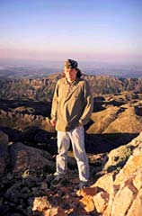 Автор на фоне с видом на перевал Малатья и р. Кяхта