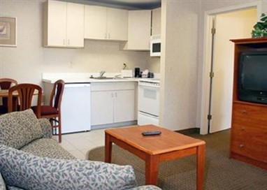 Econo Lodge Inn and Suites Overland Park