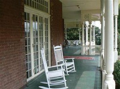 The Carriage House Inn Bed and Breakfast