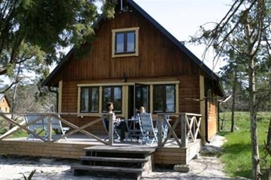 Bondestugan Bysen Hellvi Cottages