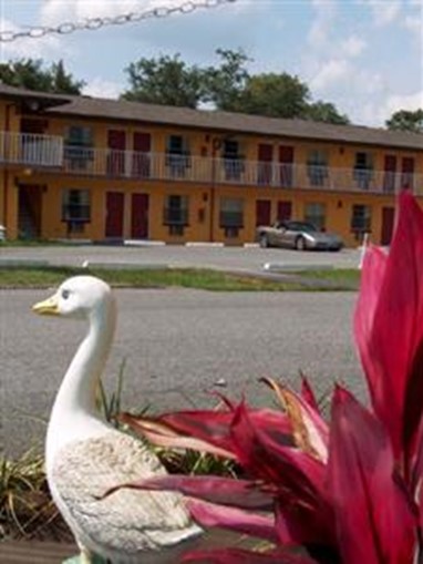 Record Parkside Inn and Suites