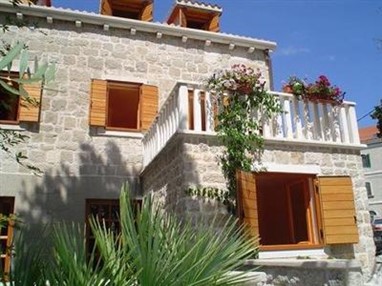 Villa Stone Flower Apartments Split