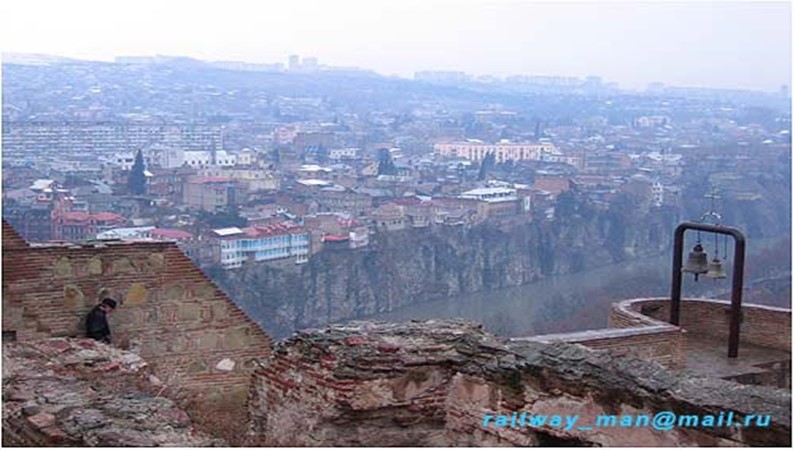 Тбилиси. С крепости Нарикала открывается чудесный вид на Куру и город