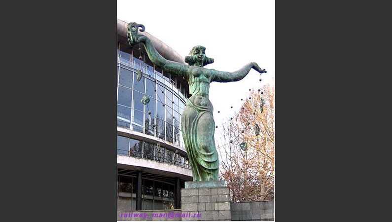 Тбилиси. Скульптура около Дворца Спорта