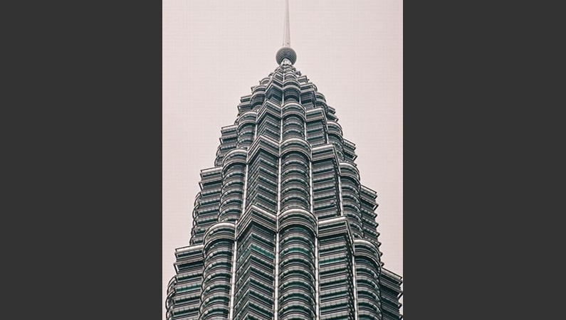 Малайзия. Куала Лумпур. Башни-близнецы нефтяной компании Петронас – самые высокие в мире (452 метра). Шпиль, достающий до неба.