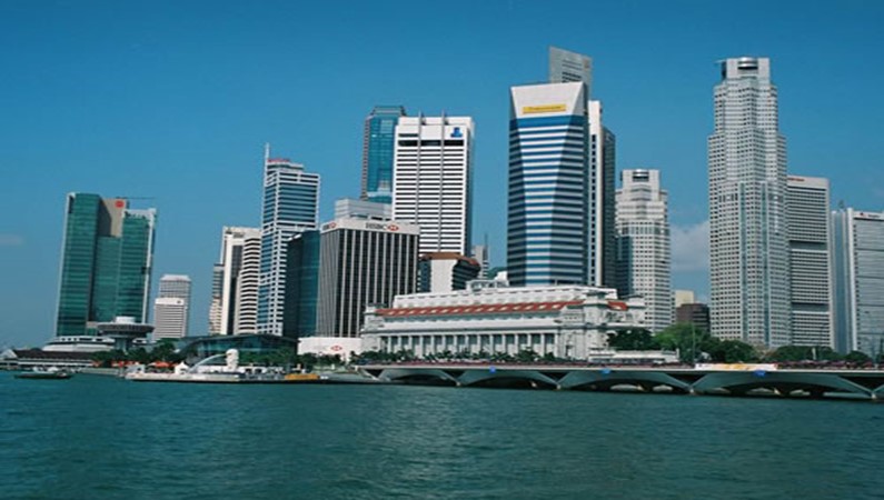 Сингапур. Впечатляющий вид на город с залива Marina Bay.  
