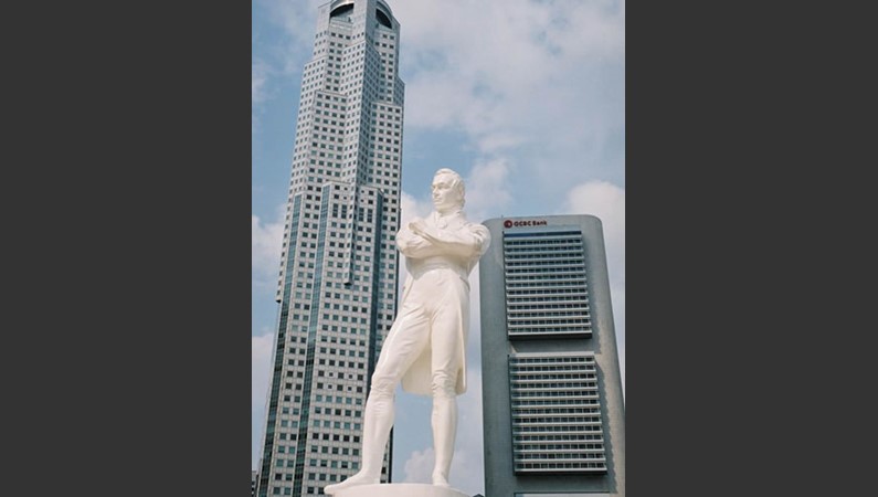 Сингапур. Сэр Стэмфорд Раффлз, основатель Сингапура, любуется делом рук своих.