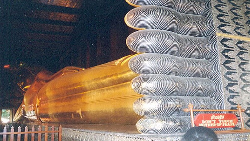 в одном из храмов Бангкока (храм Золотого Будды) вес 5 тонн 