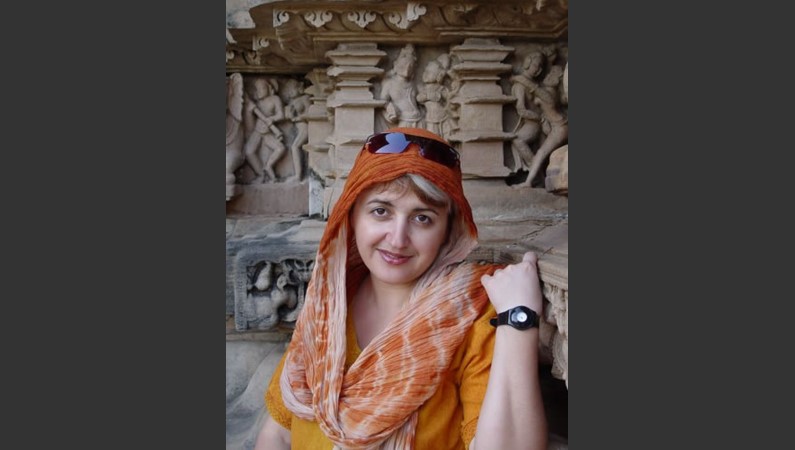 «Наташа в пенджаби на фоне храма» - 
Фото к рассказу: «Индия - путешествие провинциалов - Каджурахо»