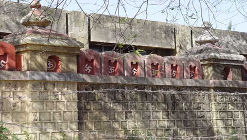 «Подозрительный храм со свстиками»- к рассказу «Индия - путешествие провинциалов - Аллахабад и Бхопал»
