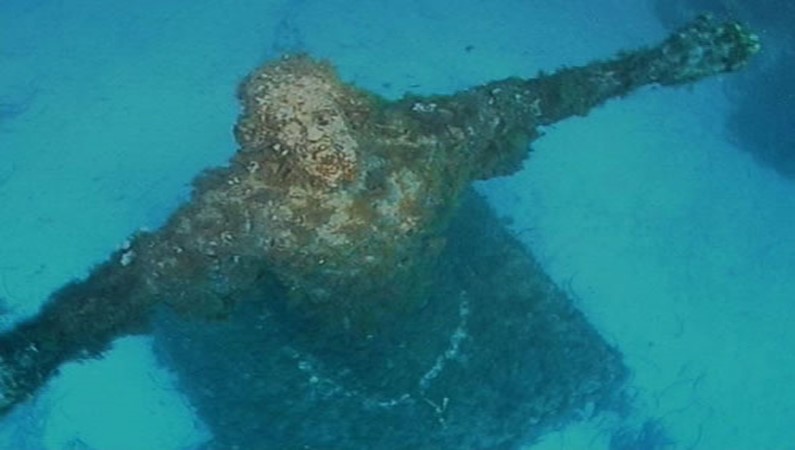 Трехметровая статуя Иисуса Христа, поставленная Кусто в память погибшим морякам. Глубина 42 метра.