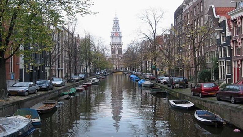 Амстердам. Вид на колокольню Заудекерк.