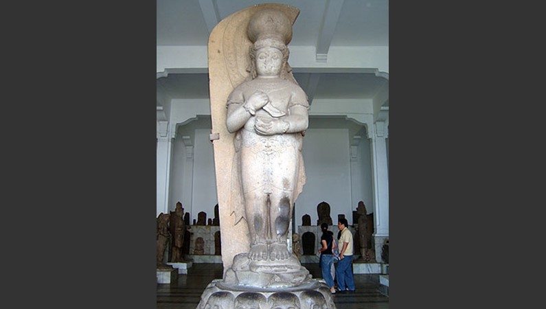 Это статуя в национальном музее, женщина-божество, если прикоснуться к ее колену, то исполнится твое заветное желание