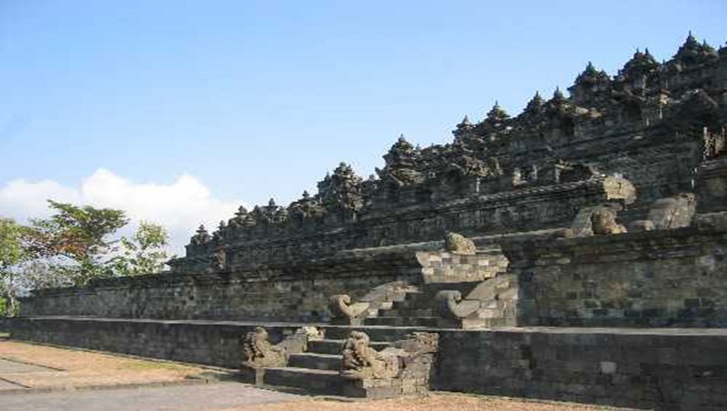 Лестница храма Бодобудур на Яве