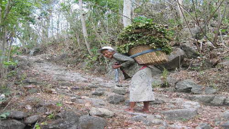 Местная жительница около горы Рату Бока на Яве