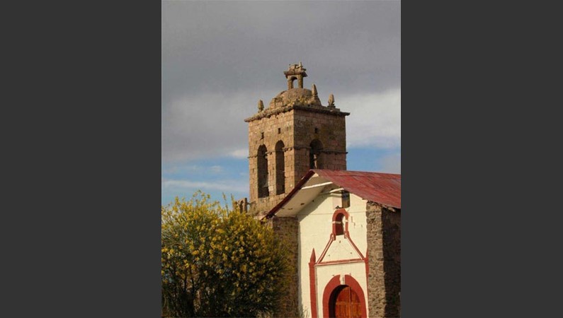 Города. Провинция Пуно. Церковь на площади города Чукуито.