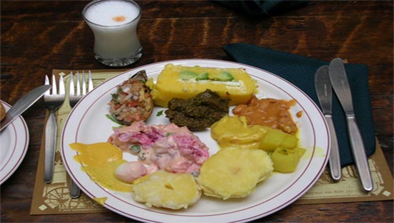 Национальные блюда перуанской кухни. Картофель, свевиче, напиток писко сауре.