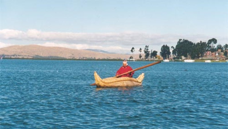 Индеец аймара на лодке из тростника (тоторы)