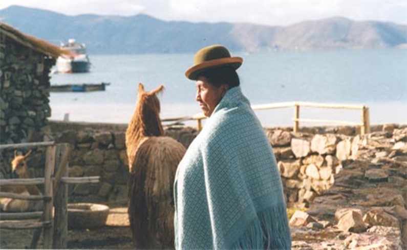 Женский портрет на фоне озера Титикака
